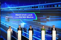 Đại diện lãnh đạo các cơ quan, đơn vị bấm nút khai trương hệ thống kiểm soát vé tự động trên tuyến đường sắt Cát Linh-Hà Đông.