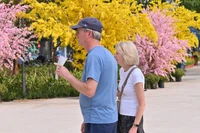 Những vị khách đầu tiên vui chơi, tham quan tại khu đất vừa được cải tạo thành công viên tạm tại trung tâm thành phố.