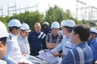 Chủ tịch Hội đồng thành viên Tổng công ty Điện lực Miền Nam Lê Văn Trang (áo carô) nghe báo cáo tiến độ thi công các dự án trên địa bàn tỉnh Cà Mau. 