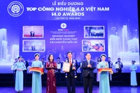 Đại diện EVNHCMC nhận giải thưởng top công nghiệp 4.0 Việt Nam.
