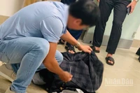 Kiểm tra trực quan hành lý của hành khách N.C.H.