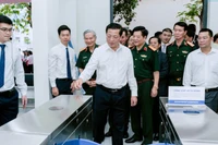 Bộ trưởng Xây dựng Trần Hồng Minh sử dụng thẻ đi tàu thông minh trong phòng mô phỏng tại UTH. (Ảnh: UTH)