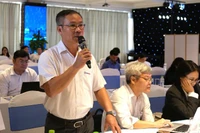 Ông Bùi Trung Kiên, Phó Tổng Giám đốc EVNHCMC trao đổi và thảo luận cùng các đại biểu tại hội nghị.