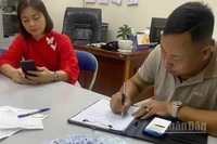 Tổ tàu SP7 tiến hành bàn giao tài sản để quên trên tàu để cho đơn vị liên quan hoàn trả cho hành khách.