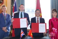 Tổng Giám đốc Vietjet Đinh Việt Phương (giữa, phải) và ông Ewen McDonald, Tổng Giám đốc Thương mại Tập đoàn Rolls-Royce (giữa, trái), ký hợp đồng động cơ và dịch vụ động cơ Trent 7000 trị giá 3,8 tỷ USD.