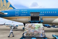 Hãng hàng không Vietnam Airlines miễn toàn bộ cước vận chuyển, phụ thu nhiên liệu và các khoản phí liên quan, đồng thời được ưu tiên xếp tải hàng hóa hỗ trợ đồng bào bão lụt miền trung trên các chuyến bay của hãng.