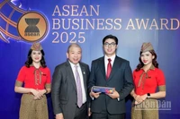 Ông Teo Siong Seng, Chủ tịch Hội đồng Tư vấn Kinh doanh ASEAN tại Singapore (thứ hai từ trái sang), chúc mừng và trao giải thưởng cho đại diện Vietjet.