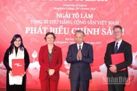 Tổng Bí thư Tô Lâm và Giáo sư Irene Tracey, Hiệu trưởng Đại học Oxford chứng kiến Phó Tổng giám đốc Vietjet Hồ Ngọc Yến Phương (ngoài cùng bên trái) và Giáo sư Myles Allen, Giám đốc Trung tâm Oxford Net Zero, ĐH Oxford (ngoài cùng bên phải) trao văn kiện công bố kết quả công trình nghiên cứu Net Zero Carbon.