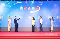 Các đại biểu nhấn nút chính thức khởi động cuộc thi Sáng kiến An toàn giao thông Việt Nam năm 2025.