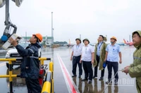 Lực lượng chức năng kiển tra việc chằng chống, neo giữ tài sản tại Cảng Hàng không quốc tế Nội Bài.