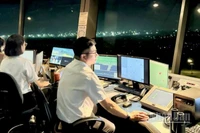 Kíp trực kiểm soát không lưu ban đêm tại Cảng hàng không quốc tế Tân Sơn Nhất (Thành phố Hồ Chí Minh).