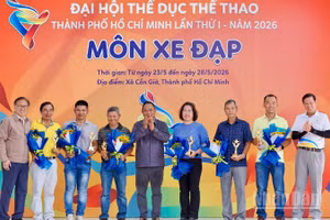 Đại diện Liên đoàn Mô-tô Xe đạp Thành phố Hồ Chí Minh trao kỷ niệm chương cho 5 tài năng đóng góp cho sự phát triển môn xe đạp đường trường. (Ảnh: H.N.H.H)