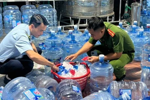 Các vỏ bình dùng để sản xuất nước Lavie giả.