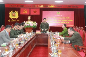 Thiếu tướng Nguyễn Hồng Nguyên chủ trì hội nghị.