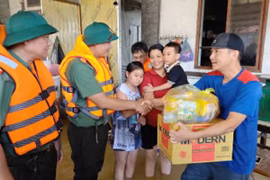 Phó Giám đốc Công an TP. Hà Nội, cùng đoàn công tác trao nhu yếu phẩm, động viên nhân dân xã Trung Giã.