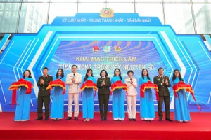 Nghi thức khai mạc triển lãm “Tiên phong trong kỷ nguyên số”.