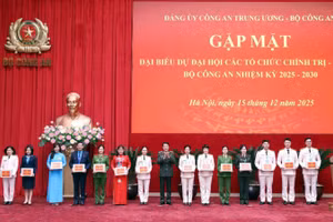 Bộ trưởng Lương Tam Quang tặng quà 15 đại biểu đại diện các đoàn đại biểu dự Đại hội các tổ chức chính trị-xã hội tại buổi gặp mặt. 