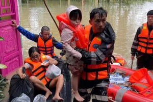 Tiếp cận các khu vực bị chia cắt, di chuyển người già, trẻ nhỏ, phụ nữ có thai... từ vùng nguy hiểm đến nơi an toàn.