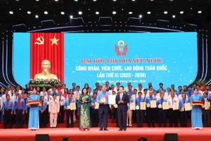 Chủ tịch Công đoàn Điện lực Việt Nam nhận Giấy chứng nhận và biểu trưng Tập thể điển hình tiên tiến xuất sắc tiêu biểu tại Đại hội thi đua yêu nước công nhân, viên chức, lao động toàn quốc lần thứ XI, giai đoạn 2025-2030.