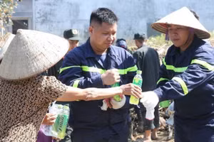 Bà con thôn Ngô Đạo, xã Đa Phúc mang nước uống tiếp sức cán bộ, chiến sĩ.