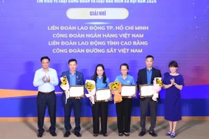 Các tác giả đoạt giải nhì cuộc thi.