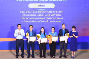 Các tác giả đoạt giải nhì cuộc thi.