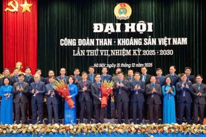 Lãnh đạo Tổng Liên đoàn Lao động Việt Nam và lãnh đạo Tập đoàn TKV chúc mừng Ban Chấp hành Công đoàn Than -Khoáng sản Việt Nam khóa VII. 