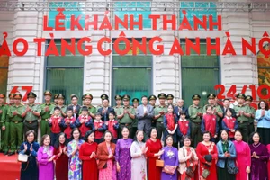 Đại diện lãnh đạo thành phố Hà Nội, đông đảo các tầng lớp nhân dân và học sinh Thủ đô dự lễ khánh thành.