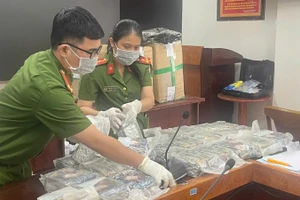 Thu giữ 174kg ma túy tổng hợp, 10 bánh heroin, 300 gói ma túy dạng nước vui.