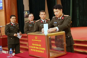 Công an Hà Nội phát động ủng hộ đồng bào miền trung- Tây nguyên bị thiệt hại do mưa lũ.