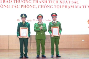 Thứ trưởng Nguyễn Văn Long trao Thư khen của Thủ tướng Chính phủ cho Cục Cảnh sát điều tra tội phạm về ma túy, Bộ Công an; Cục Phòng, chống ma túy và tội phạm, Bộ đội Biên phòng.