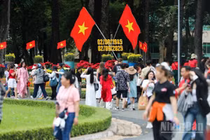 Người dân Thành phố Hồ Chí Minh rộn ràng đón tết Độc Lập 