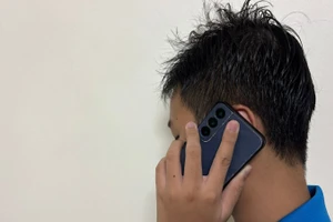 Người dân sử dụng điện thoại di động. (Ảnh minh hoạ)