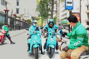 Người tham gia dịch vụ vận chuyển bằng xe máy sẽ đi đầu trong chuyển đổi xanh. (Ảnh: Tùng Anh)