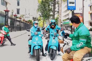 Người tham gia dịch vụ vận chuyển bằng xe máy sẽ đi đầu trong chuyển đổi xanh. (Ảnh: Tùng Anh)