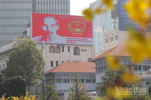 Thành phố Hồ Chí Minh rực rỡ cờ hoa trước ngày hội non sông.