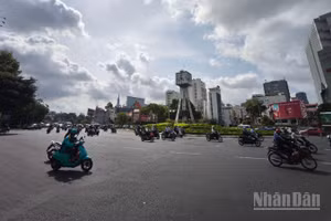 Khu vực vòng xoay Điện Biên Phủ thông thoáng sau khi được đặt dãy phân cách cứng biến thành đường 2 chiều. (Ảnh: TÙNG ANH)