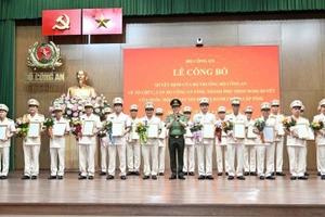 Bộ trưởng Lương Tam Quang trao Quyết định và tặng hoa chúc mừng các đồng chí Giám đốc Công an địa phương sau sáp nhập.