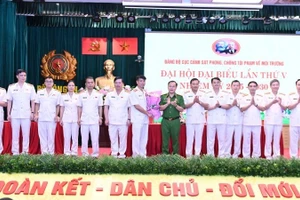 Thứ trưởng Nguyễn Văn Long tặng hoa chúc mừng Ban Chấp hành Đảng bộ Cục Cảnh sát Phòng, chống tội phạm về môi trường, nhiệm kỳ 2025-2030.