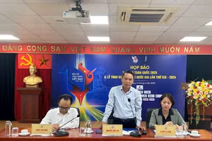 Các đồng chí chủ trì họp báo.