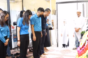 Đoàn công tác của Liên đoàn Lao động Thành phố Hà Nội đặt vòng hoa kính viếng, thắp hương, mặc niệm các đoàn viên gặp nạn.