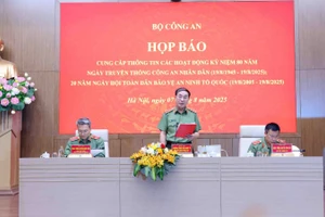 Thượng tướng Trần Quốc Tỏ chủ trì họp báo.