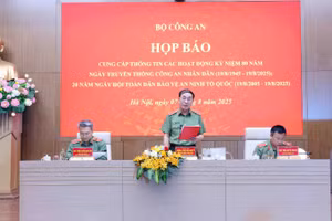 Thượng tướng Trần Quốc Tỏ chủ trì họp báo.