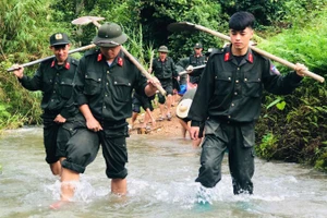 Băng rừng, lội suối đến vùng sâu, vùng xa xóa nhà tạm, nhà dột nát cho nhân dân tỉnh Thái Nguyên.