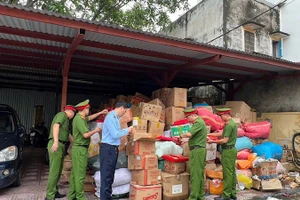 50 hộ kinh doanh cá thể trên địa bàn xã La Phù tự nguyện giao nộp hàng hóa.