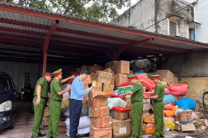 50 hộ kinh doanh cá thể trên địa bàn xã La Phù tự nguyện giao nộp hàng hóa.