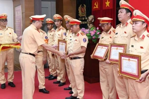 Khen thưởng cán bộ, chiến sĩ Cảnh sát giao thông tăng cường phục vụ A80.