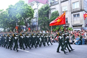 Đi giữa lòng nhân dân.