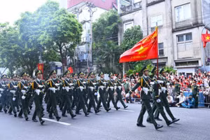 Đi giữa lòng nhân dân.