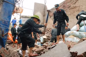 Trung đoàn Cảnh sát cơ động Thủ đô giúp nhân dân Ninh Bình khắc phục nhà cửa bị thiệt hại do lốc xoáy.